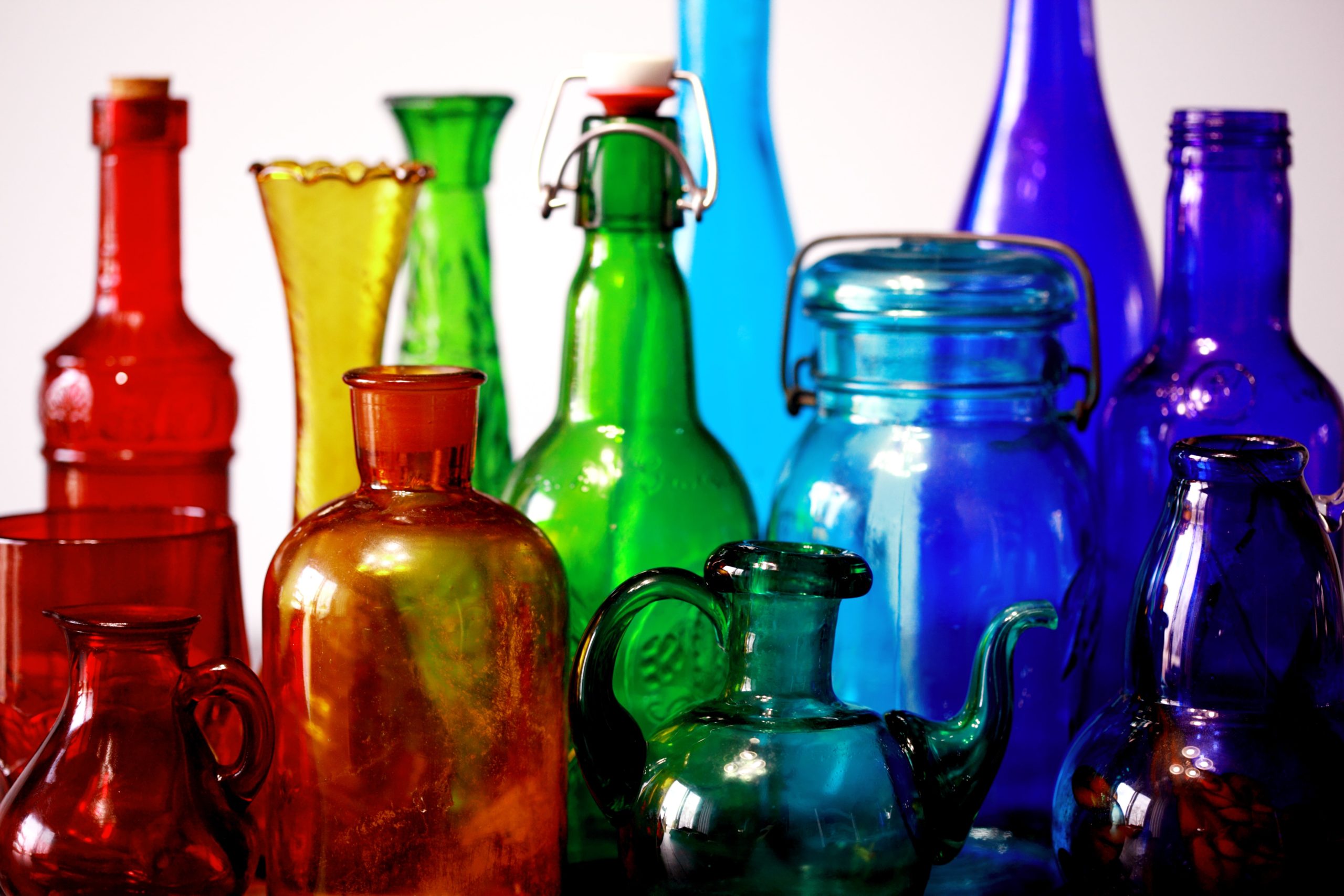 Стекла разного цвета. Бутылки разных цветов. Стеклянные бутылки разного цвета. Цвет бутылочного стекла. Разноцветные стекла.