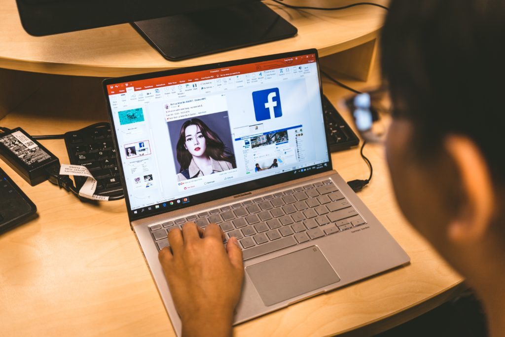 Person editing a facebook ad-copy ai-Simplified-ai content generator